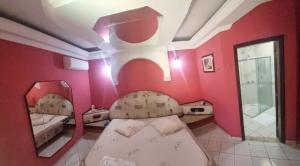 a room with a bed and a mirror at Max Motel in Jaguariúna