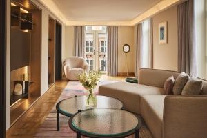 ein Wohnzimmer mit Sofa und Tisch in der Unterkunft The Berkeley, Maybourne in London