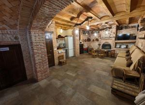 a large living room with a brick wall at VUT La Greda in Leganiel