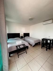 En eller flere senge i et værelse på Hotel Cascada + 27 billeder