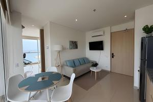 a living room with a couch and a table and chairs at Eira by Colproperty Management in Santa Marta