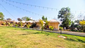 a row of houses with palm trees in a yard at Whispering Woods in Gorthan