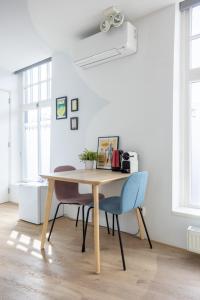 a table and two chairs in a room at Stadslogement Kingsize in Sneek
