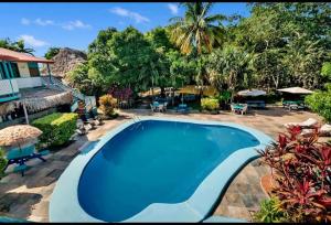 an image of a swimming pool at a resort at Drift Inn Cayo in Santa Elena