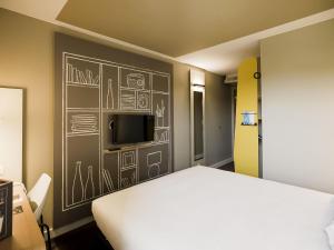 TV in/ali zabaviščno središče v nastanitvi Ibis Wavre Brussels East