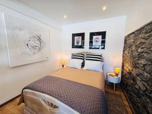 a bedroom with a large bed in a room at Estúdio Villa Matilde e Joaquim in Porto da Cruz