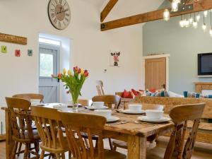 a dining room with a wooden table and chairs at 'Ow Do - Uk11446 in Skipsea