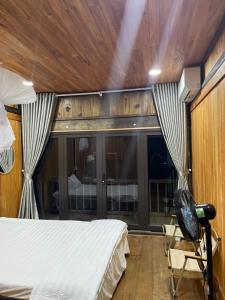 a bedroom with a bed and a camera in a room at Thàng Khám homestay in Lũng Giên