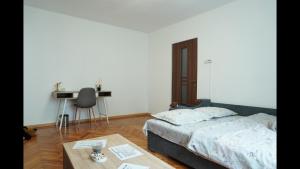 a bedroom with a bed and a table and a desk at Apartament Maria in Turda