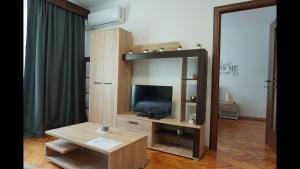 a living room with a tv and a table at Apartament Maria in Turda
