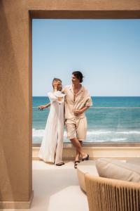 Clients de Batis Aero Beachfront Wellbeing Hotel