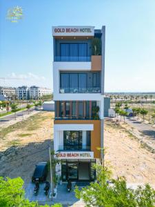 a building with a sign that reads cold beach hotel at Hotel Gold Beach in Phương Phi