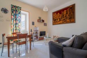 a living room with a couch and a table at Nido d'amore in Anagni