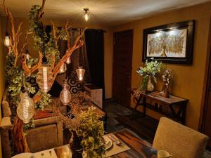a living room with a table with vases and flowers at umbral luxury apartment in Tlajomulco