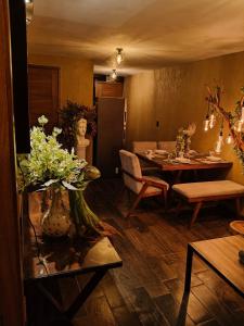 a living room with a table and a vase with flowers at umbral luxury apartment in Tlajomulco