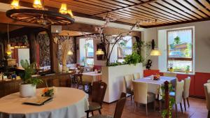 a restaurant with tables and chairs in a room at Hotel & Restaurant Klosterschänke in Ruhla