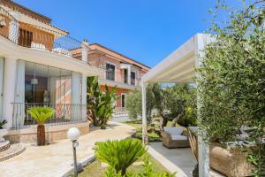 a courtyard in a house with plants at BeB Villa Pacifica in Peschici