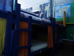 Palanda nebo palandy na pokoji v ubytování Atlantis Backpackers