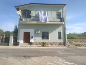 ein blaues Gebäude mit einem Balkon und einer Veranda in der Unterkunft Riama in Torralba