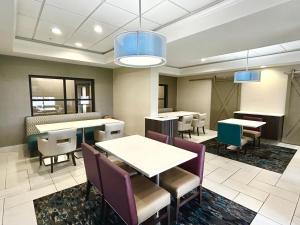 a dining room with tables and chairs in a room at La Quinta Inn by Wyndham Columbia SE Fort Jackson in Columbia