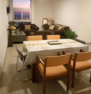 a table and chairs in a living room at Vista Urbana Atlantis in Santa Cruz de la Sierra