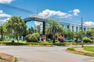 an empty street in front of a building at Flat Sudoeste Vienna by CentoEdez in Brasília