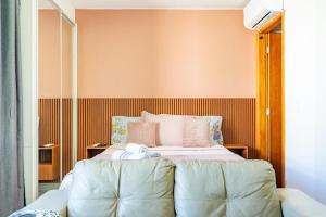 a bedroom with a large bed with at Flat Sudoeste Vienna by CentoEdez in Brasília