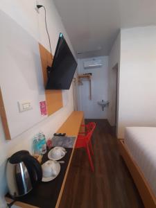 a room with a desk with a tv and a bed at Gayo Belangi Resort in Tretet