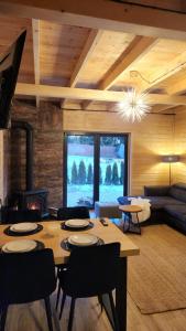 a dining room with a table and a living room at Lipowe Love in Lipowa