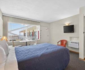 a hotel room with a bed and a window at Starfire Motel in Wildwood