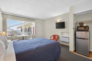 a hotel room with a bed and a television at Starfire Motel in Wildwood