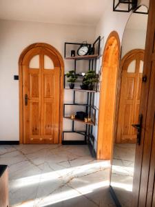 a hallway with two wooden doors and shelves at Apartament na Libelta in Wągrowiec +1 photo