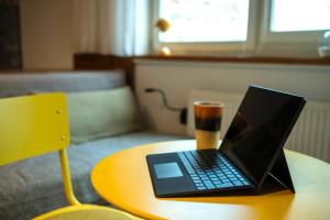 a laptop on a table with a glass of beer at zons22 Tiny Loft in Historic Zons - between Cologne & Düsseldorf in Dormagen