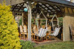 a group of chairs sitting on a porch at Lakamajutus, telkimisala ja saunakompleks Pihtla Õlleköögis in Pihtla