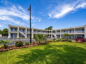 a large building with a lawn in front of it at Sunset Inn in Jacksonville