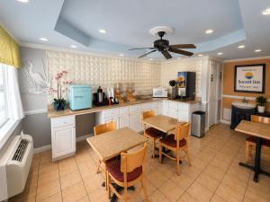 a kitchen with a table and chairs and a ceiling fan at Sunset Inn in Jacksonville