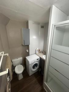 a small bathroom with a toilet and a sink at Charmant T2 cosy au cœur de Caen Parking gratuit et arrivée autonome in Caen +7 photos