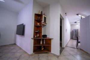 a hallway with a shelf in a white wall at Casa com Piscina Aquecida e Churras em Uberlândia in Uberlândia +28 photos