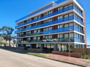 a tall building with windows on the side of a street at Seaside Piriápolis apartamento 105 in Piriápolis