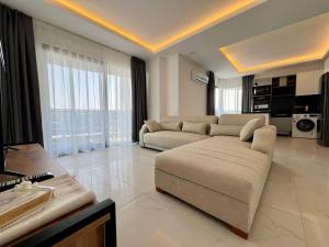 a large living room with a couch and a table at Salam Residence 2 - Ladies-Only Pool & Family Pools in Alanya