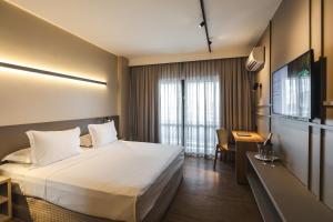 a hotel room with a bed and a desk at Mar Hotel Conventions in Recife