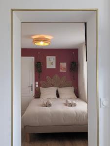 a bedroom with a bed with two towels on it at Studio cosy - terrasse privative - lit queen size in Berck-sur-Mer