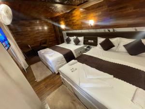 a hotel room with two beds in a room at The Mountain Suites in Batakūt +15 photos