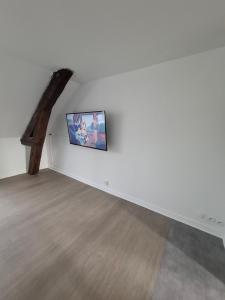 a white room with a painting on a wall at Flexygere 2 in Orléans