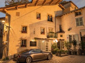 a car parked in front of a building at Appart'Hotel Premium Le Roitelet - Parking Privé & Entrée Autonome in Tullins