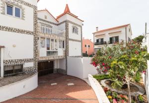a view of a house with a courtyard at Castelo Sereno in Quinta do Conde