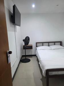 a room with two beds and a television in it at Hotel Casa Palma in La Mesa