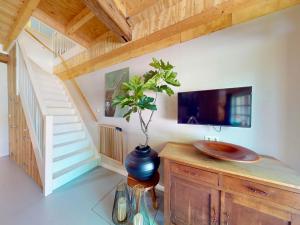 a room with a vase with a plant on a counter at Vakantie appartement Erve de Wezel in Diepenheim