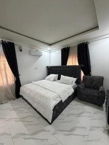 a bedroom with a bed and a chair at Lochwood in Aso