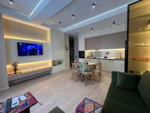 a living room with a table and a kitchen at Sea Breeze Polo in Nardaran